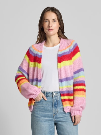 Frauenmodel trägt Relaxed Fit Cardigan mit Mohair-Anteil in Strick-Optik von Milano Italy, bunte Streifen, elastische Abschlüsse, Nahaufnahme Oberkörper.