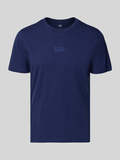 Produktfoto, T-Shirt mit Rundhalsausschnitt und Label-Stitching von GAP in Dunkelblau, reine Baumwolle, Regular Fit, glatte Textur.