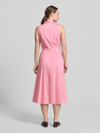 Frauenmodel trägt Hemdblusenkleid aus Satin in Midilänge von Comma in Rosa, taillierte Passform, Baumwoll-Mix, Ganzkörperansicht Rückansicht.