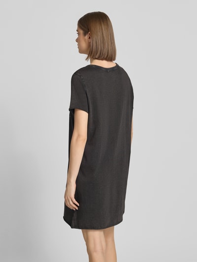 Frauenmodel trägt Leicht ausgestelltes Freizeitkleid aus reiner Baumwolle Modell 'LUCY' von Only in Melange-Optik, Rückansicht Ganzkörperansicht.