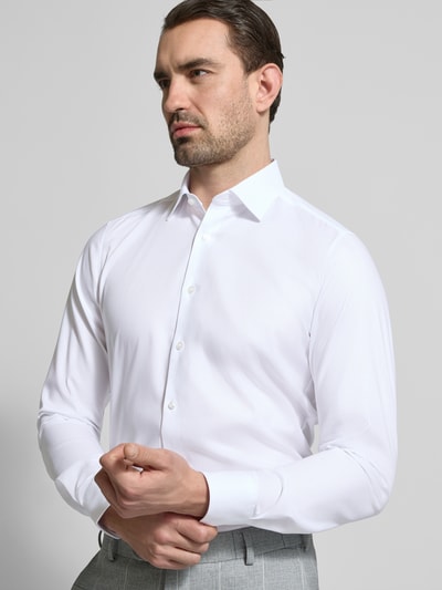 Männermodel trägt Slim Fit Business-Hemd mit Strukturmuster und Kentkragen von OLYMP Level Five im Unifarbenes-Design, Nahaufnahme Oberkörper. Baumwoll-Mix mit Stretch-Anteil, Herren Business-Hemd, Rückenlänge 80 cm, Schulterbreite 41 cm, Ärmellänge 66 cm.