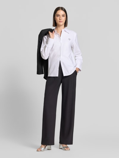 Vrouwenmodel draagt witte blouse met lange mouwen van katoen model 'Erselia' van HUGO, Dames, recht van voren, Ganzkörperansicht von vorne