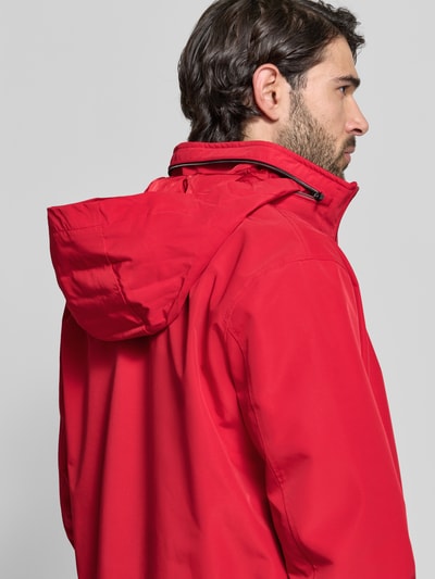 Männermodel trägt Regular Fit Jacke mit Kapuze Modell 'Como' von NAUTGÅRD in Rot mit Stehkragen, Detailaufnahme Rückansicht.