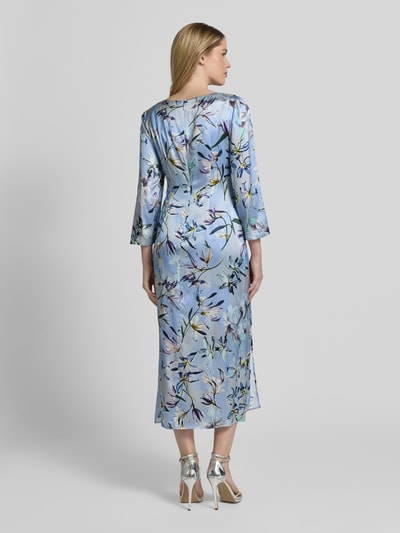 Frauenmodel trägt Midikleid aus Seiden-Mix mit Raffungen von Marc Cain, florales Muster in Blau, Taillierter Schnitt, Rückenlänge 120 cm, Ganzkörperansicht Rückansicht.