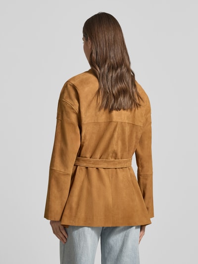Frauenmodel trägt Jacke in Suede-Optik Modell 'Machuca' von Peuterey, taillierte Passform, Umlegekragen, Rückansicht, Damenjacke.