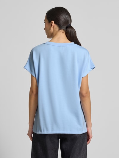 Frauenmodel trägt T-Shirt mit Rundhalsausschnitt von Soyaconcept in Hellblau, Material-Mix mit Modal-Anteil, Regular-Fit, Kappärmel, Tunnelzug. Ganzkörperansicht Rückansicht.