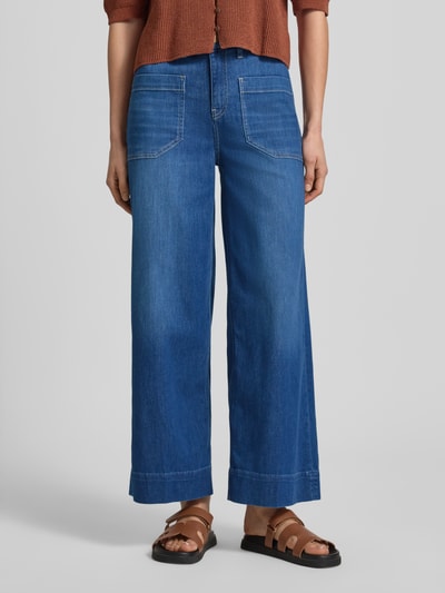 Kobiece modelka nosi jeansy w stylu wide fit model 'MIRU' od Raffaello Rossi, kolor niebieski, nakładane kieszenie, długość 6/8, szerokość w rozmiarze 36: 41 cm, długość wewnętrzna nogawki w rozmiarze 36: 71 cm, całkowity widok z przodu