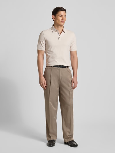 Männermodel trägt Slim Fit Poloshirt mit Strukturmuster von bugatti in Beige, Reine Baumwolle, Knopfleiste, Rückenlänge 73 cm, Ganzkörperansicht von vorne.