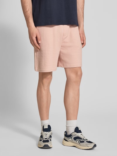 Männermodel trägt Shorts aus Baumwoll-Mix mit Strukturmuster Modell 'KNOX' von Redefined Rebel, Relaxed-Fit, elastischer Bund, Tunnelzug, Bundweite 40 cm, Innenbeinlänge 23 cm, Ganzkörperansicht von vorne.