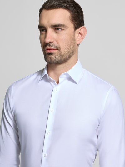 Männermodel trägt Super Slim Fit Business-Hemd mit Kentkragen und Strukturmuster von OLYMP, Baumwoll-Elasthan-Mix, Nahaufnahme Oberkörper.