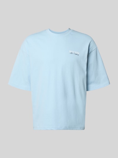 Produktfoto, T-Shirt mit Label-Detail von REVIEW, hellblau, Reine Baumwolle, Lockerer-Schnitt, Rundhalsausschnitt, 1/2-Arm, Rückenlänge 66 cm bei Größe M