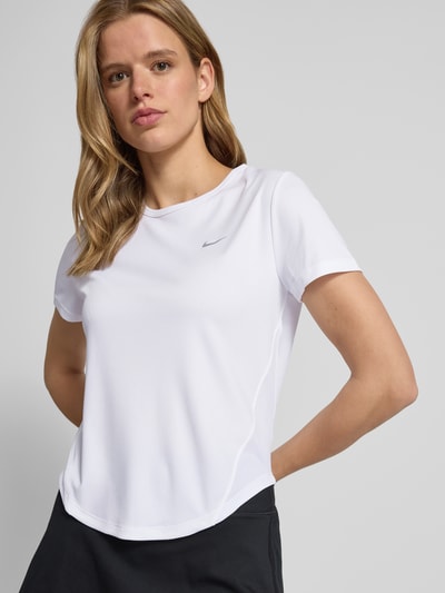 Modelka kobieta ma na sobie T-Shirt mit Logo Modell 'Tempo' od NIKE TRAINING, biały, krój regular fit, dekolt okrągły; zbliżenie na górną część ciała. Długość tyłu w rozmiarze S: 57 cm.