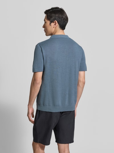 Männermodel trägt Regular Fit Poloshirt aus Baumwoll-Leinen-Mix Modell 'MATTIS' von SELECTED HOMME in Blau, kurzarm, unifarben, Feinstrick, Ganzkörperansicht Rückansicht.