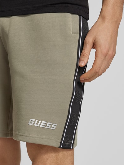 Guess Activewear Relaxed Fit Sweatshorts mit Label-Print Modell 'MICKEY' Oliv 3