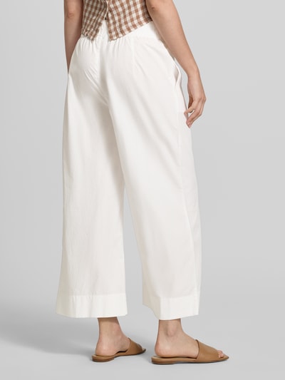 Frauenmodel trägt Relaxed Fit Culotte aus reiner Baumwolle von Marc O'Polo Denim, Optik: Unifarben, Passform: Relaxed-Fit, CROPPED-Länge, Bundabschluss: Elastisch, Seitliche Eingrifftaschen, Material: Reine Baumwolle, weiße Farbe mit glatter Textur, Ganzkörperansicht Rückansicht.