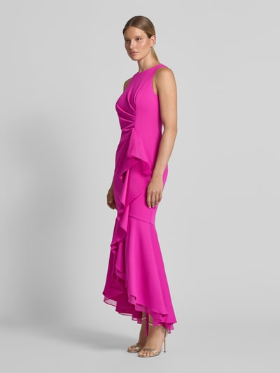Frauenmodel trägt Abendkleid mit Drapierungen und Volants von Adrianna Papel in kräftigem Pink, figurbetonter Schnitt, Maxilänge, Ganzkörperansicht von vorne. Material-Mix mit Stretch-Anteil, fließende Textur, Rundhalsausschnitt, Volants am Rock, Rückenlänge 150 cm, Brustweite 38 cm bei Größe 36.