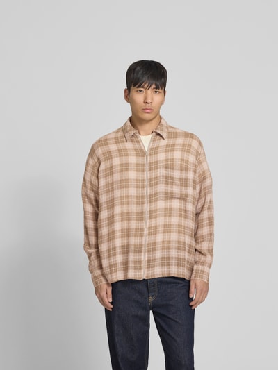Männermodel trägt Freizeithemd aus Viskose-Mix von WON HUNDRED in Beige-Karo mit Umlegekragen, Reißverschluss, Relaxed Fit, Ganzkörperansicht von vorne