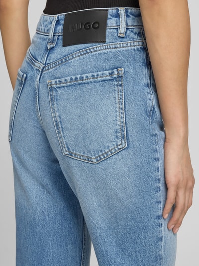 Männermodel trägt jasnoniebieskie jeansy Straight Fit Jeans aus Baumwoll-Mix Modell '' od HUGO, stylizowana na denim, detal tylnej kieszeni, Nahaufnahme biodra, Damen Straight Fit Jeans von HUGO