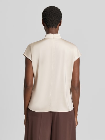Vrouwenmodel draagt Regular Fit Blusentop uit puur katoen van Jake*s Collection in crème met gladde textuur, volledige rugaanzicht.