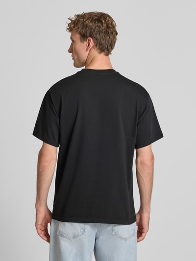 Męskimodel nosi Regular Fit T-Shirt aus reiner Baumwolle von Levi's®, czarny kolor, gładka faktura, Ganzkörperansicht Rückansicht.