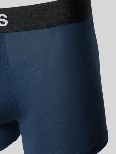 Männermodel trägt Trunks mit Logo und elastischem Bund im 2er-Pack von Snocks, Baumwoll-Elasthan-Mix, Körpernahe Passform, Nahaufnahme Oberkörper.