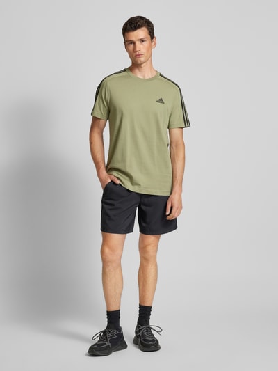 ADIDAS SPORTSWEAR T-Shirt mit Kontraststreifen Oliv 1