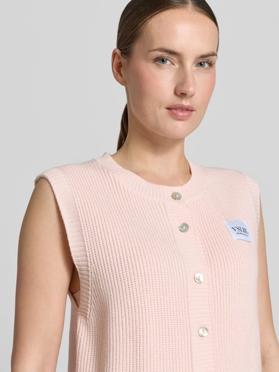 Frauenmodel trägt Regular Fit Strickweste aus Viskose-Mix Modell 'MILLA' von VILLA SOPHIE, Optik: Unifarben, Rippstrick, Nahaufnahme Oberkörper