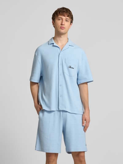 Männermodel trägt Regular Fit Freizeithemd mit Label-Stitching von REVIEW in Hellblau, Baumwoll-Mix, Reverskragen, Brusttasche, Ganzkörperansicht von vorne. Rückenlänge 71 cm, Schulterbreite 54 cm, Ärmellänge 29 cm, Größe M.