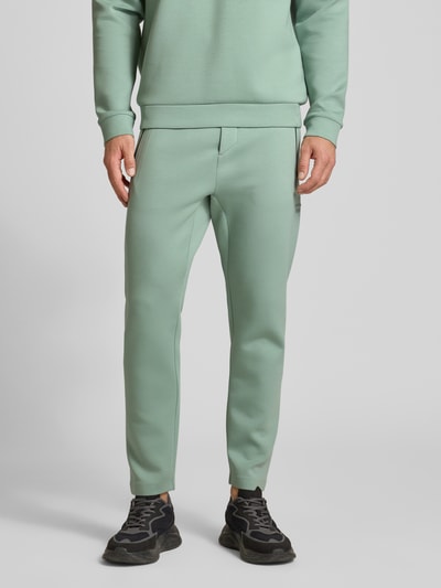 Männermodel trägt Regular Fit Sweatpants aus Baumwoll-Mix mit Modal-Anteil Modell 'PS SPIRIT70 HICON' von BOSS Green, Optik: Unifarben, Passform: Regular-Fit, Applikation: Label-Print, Verschluss: Tunnelzug, Bundabschluss: elastisch, Gesäßtaschen, seitliche Reißverschlusstasche, Materialverarbeitung: Sweat, Ganzkörperansicht von vorne.