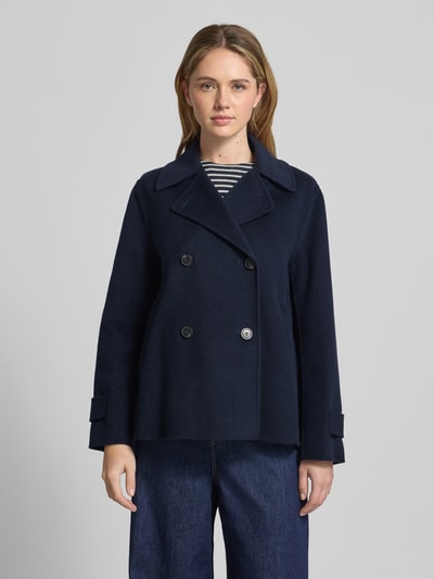 Modelka nosi granatowy Loose Fit Wollmantel aus Schurwoll-Mix Modell 'FANTINO' od Weekend Max Mara, gładka faktura, długość krótsza, dwurzędowe guziki, kołnierz z klapami, kieszenie boczne, widok całościowy z przodu.