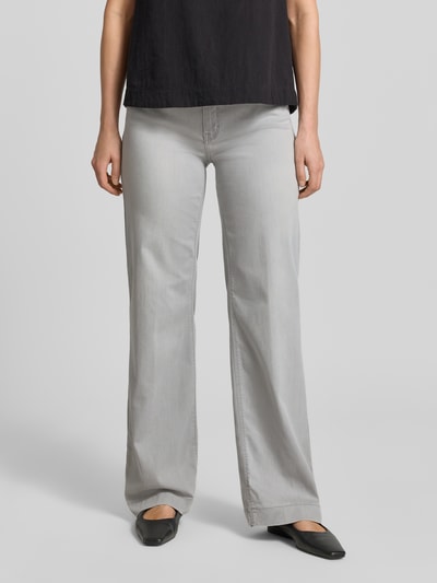 Frauenmodel trägt Wide Fit Jeans mit Eingrifftaschen von MAC in Grau, gefertigt aus Baumwoll-Mix mit Modal-Anteil, Nahaufnahme Oberkörper. Bundweite bei Größe 36/32: 40 cm, Innenbeinlänge: 82 cm.