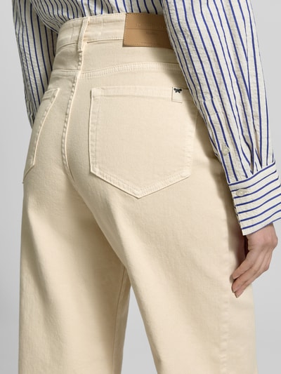 Frauenmodel trägt Regular Fit Wide Leg Jeans aus Baumwoll-Mix Modell 'MEDINA' von Weekend Max Mara, Optik: Unifarben, 5-Pocket-Design, Detailaufnahme von hinten.