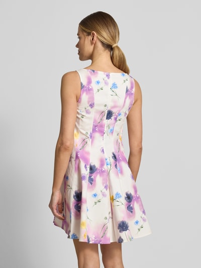 Frauenmodel trägt Minikleid mit Rundhalsausschnitt Modell 'ISABELLE' von GUIDO MARIA KRETSCHMER WOMAN aus reiner Baumwolle, taillierter Schnitt, florales Muster in Weiß, Lila und Blau, Rückseitiger Reißverschluss, Ganzkörperansicht Rückansicht.