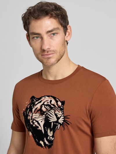 Männermodel trägt Regular Fit T-Shirt mit Motiv-Print von Antony Morato in Braun, Baumwoll-Mix, Rundhalsausschnitt, Nahaufnahme Oberkörper. Rückenlänge bei Größe M 64 cm.