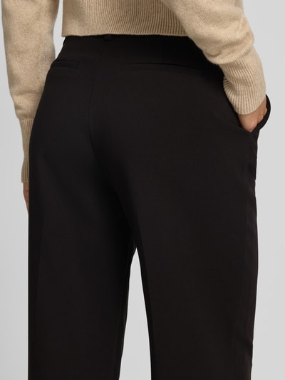 Frauenmodel trägt Straight Fit Hose mit Eingrifftaschen von Christian Berg Woman in dunkler Farbe, strukturierte Oberfläche, Nahaufnahme Gesäß. Mix mit Viskose-Anteil, Paspeltaschen am Gesäß, Bundweite 38 cm, Innenbeinlänge 78 cm.