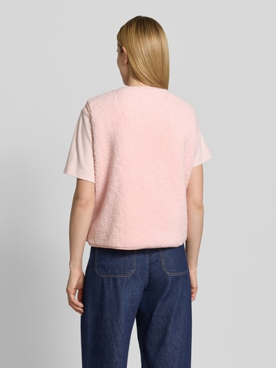 Frauenmodel trägt Regular Fit Weste in Teddy-Optik Modell 'AMALIA' von VILLA SOPHIE in Rosa mit softer Teddyfell-Materialverarbeitung, Ganzkörperansicht Rückansicht.