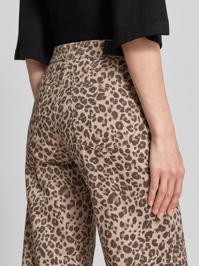 Vrouwenmodel draagt Wide Leg Pants im 5-Pocket-Design van Zero, katoenmix met stretch, beige met bruin luipaardpatroon, detailopname rugaanzicht.