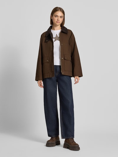 Frauenmodel trägt Regular Fit Jacke aus reiner Baumwolle Modell 'Zaga' von JJXX, braun, Umlegekragen in Cord-Optik, Ganzkörperansicht von vorne.