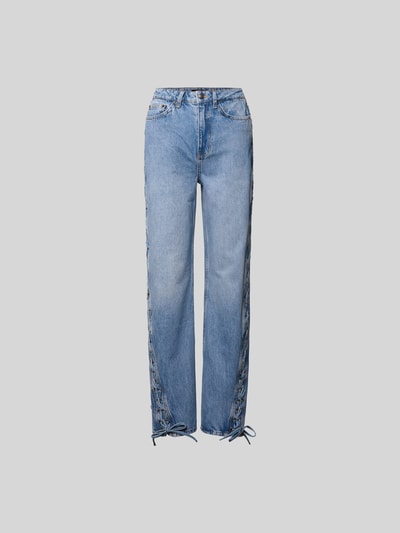 Produktfoto, Straight Fit Jeans aus Baumwolle von ROTATE, 5-Pocket-Design, seitliche Zopf-Optik, helle Jeansfarbe, strukturierte Textur