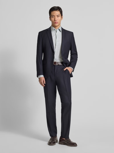 Męski model nosi Slim Fit Businesshemd aus Baumwoll-Mix Modell 'HANK' od BOSS, efekt: jednolity kolor, faktura, długi rękaw, kołnierzyk typu kent, na całej długości listwa guzikowa, mankiet zapinany na 1 guzik, mieszanka bawełny, łatwe prasowanie, ciemnoniebieskie spodnie i marynarka, całopostaciowy widok z przodu.