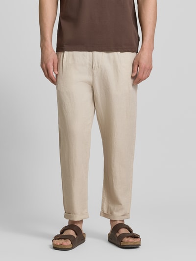 Männermodel trägt Relaxed Fit Stoffhose aus Leinen-Baumwoll-Mix Modell 'RON' von SELECTED HOMME in Melange-Optik, Ganzkörperansicht von vorne.