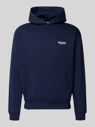Produktfoto, Relaxed Fit Hoodie aus Baumwoll-Mix mit Logo-Print von REVIEW in Dunkelblau mit Kängurutasche, gerippten Abschlüssen und langärmligem Design, hergestellt im Baumwoll-Mix, Herren Hoodie