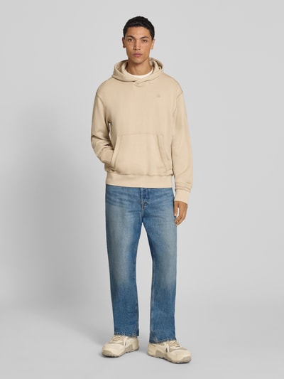 Męskimodel nosi jeansy Straight Fit Jeans aus reiner Baumwolle Modell 'ALEX' od JACK & JONES, niebieski kolor, 5 kieszeni, zapięcie na guzik i zamek błyskawiczny, bawełna, Szerokość w rozmiarze 32/32: 39 cm, Długość wewnętrzna nogawki: 73 cm, Ganzkörperansicht z przodu