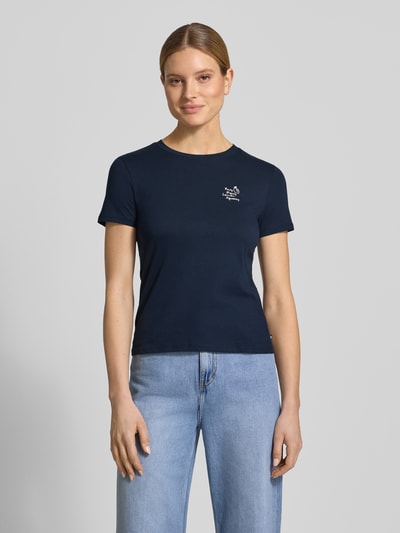 Frauenmodel trägt Regular Fit T-Shirt aus reiner Baumwolle von Tom Tailor Denim in Dunkelblau, unifarben, Rundhals, kurzarm, Nahaufnahme Oberkörper.