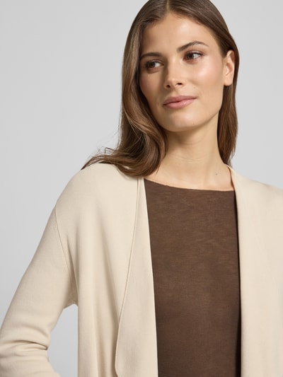 Vrouwenmodel draagt Strickjacke in offener Passform mit 3/4-Arm van comma in beige, viscosemix, open fit, 3/4-mouw, detailopname bovenlichaam.