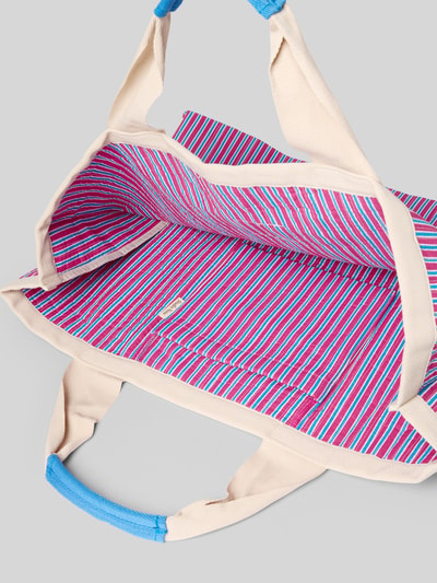 Produktfoto, Beach Bag mit Logo-Patch Modell 'Poplin' von STUDIO NOOS, beżowy z różowo-niebieską podszewką w paski, otwarta komora główna, szerokość w rozmiarze 1: 58 cm, długość w rozmiarze 1: 46 cm, głębokość w rozmiarze 1: 52 cm, długość paska na ramię w rozmiarze 1: 9 cm