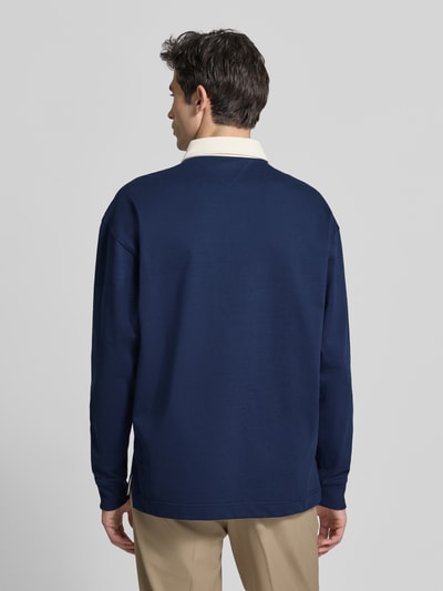 Männermodel trägt Regular Fit Sweatshirt aus reiner Baumwolle von Tommy Hilfiger, Optik: Unifarben, Langarm, Polokragen, Label-Patch, Materialverarbeitung: Sweat, Ganzkörperansicht Rückansicht.