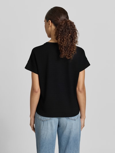 Frauenmodel trägt Regular Fit T-Shirt aus Viskose-Mix Modell 'Solke' von OPUS mit Strukturmuster und Tunnelzug, Ganzkörperansicht Rückansicht.