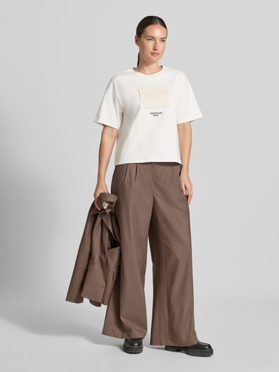 Vrouwenmodel draagt wit boxy fit t-shirt van puur katoen model 'SALA' van Weekend Max Mara, gecombineerd met bruine broek, frontale volledige lichaamsweergave.