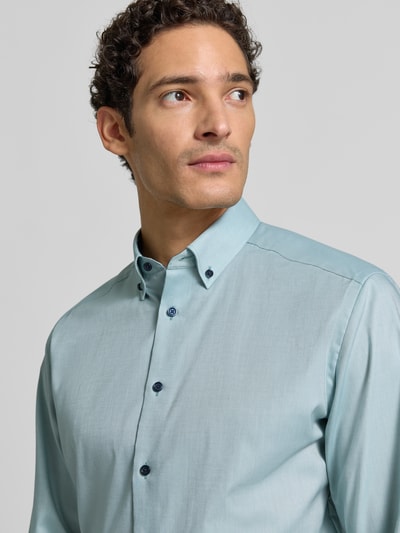 Männermodel trägt Modern Fit Businesshemd aus reiner Baumwolle von OLYMP in hellem Blau, feine Webstruktur, Nahaufnahme Oberkörper, Herren Businesshemd von OLYMP.